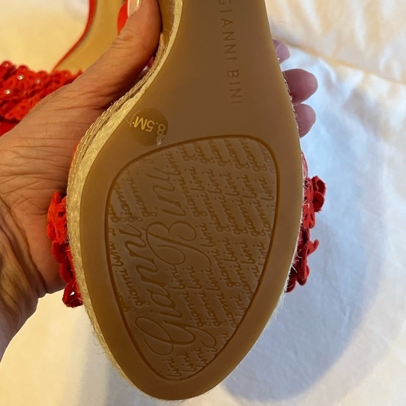 𝅺Perfect condition wood wedge, reddish/orangish. - Picture 5 of 5